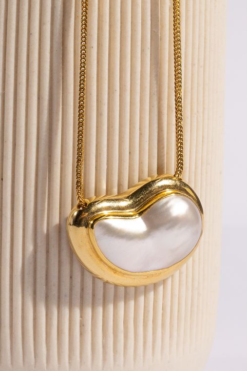 Gold and pearl pendant necklace